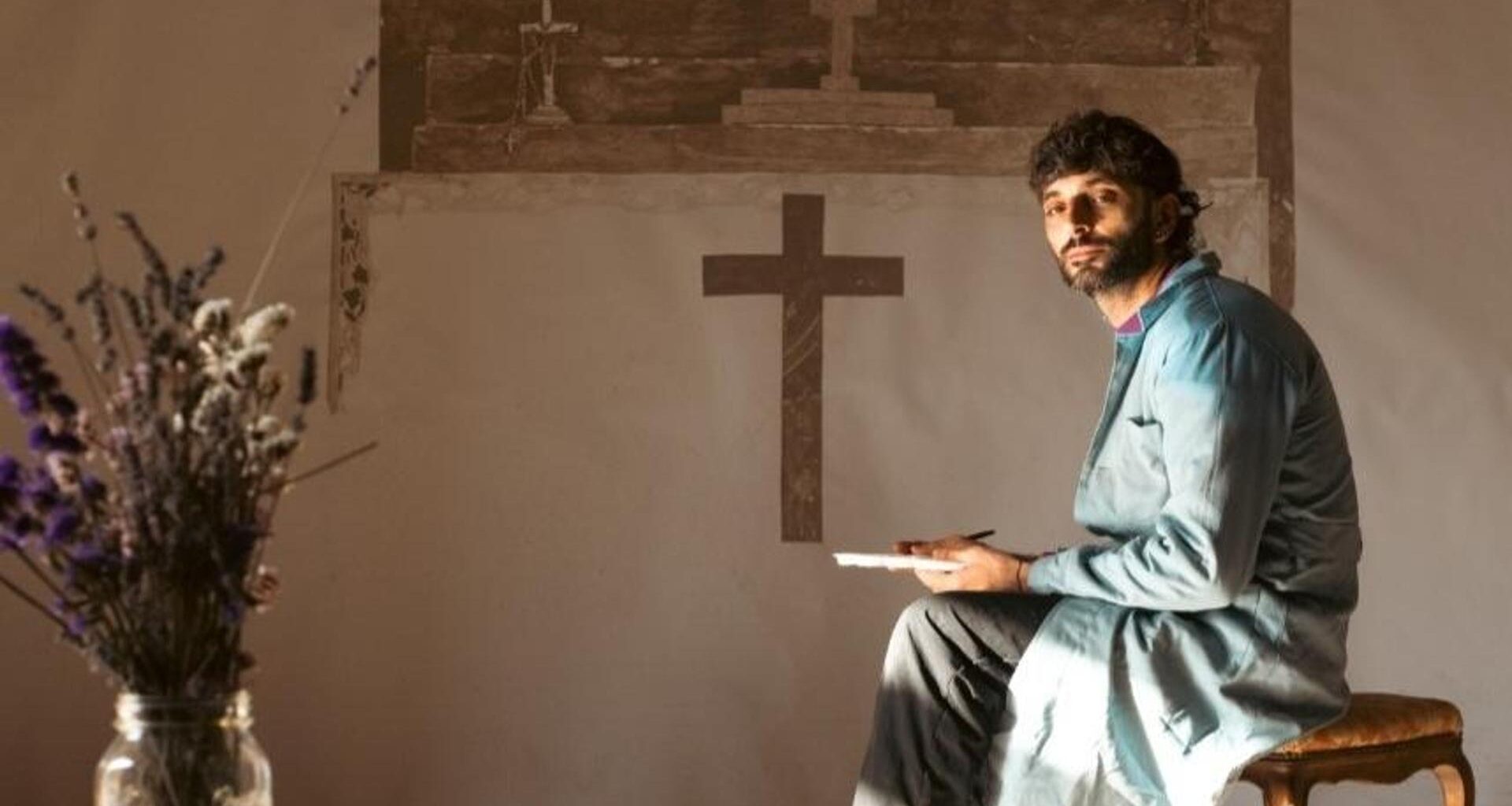 “Racconto al paese il tempo della vita”. La storia dell’artista del Piemonte che disegna la polvere