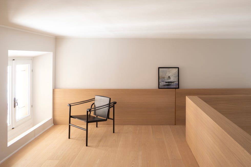 Un'area studio domestica ricavata in un soppalco ligneo che funziona anche come contenitore per l'area cucina e da divisorio con la zona ingresso un'area studio domestica ricavata in un soppalco ligneo che funziona anche come contenitore per l'area cucina e da divisorio con la zona ingresso