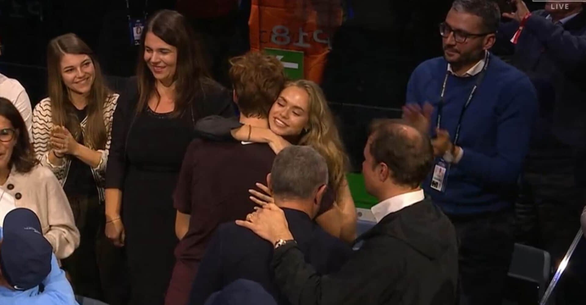 Sinner e il mancato bacio in diretta tv con la fidanzata Laila dopo il trionfo alle Atp Finals: solo un abbraccio tra i due - Corriere dello Sport