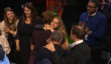Sinner e il mancato bacio in diretta tv con la fidanzata Laila dopo il trionfo alle Atp Finals: solo un abbraccio tra i due - Corriere dello Sport