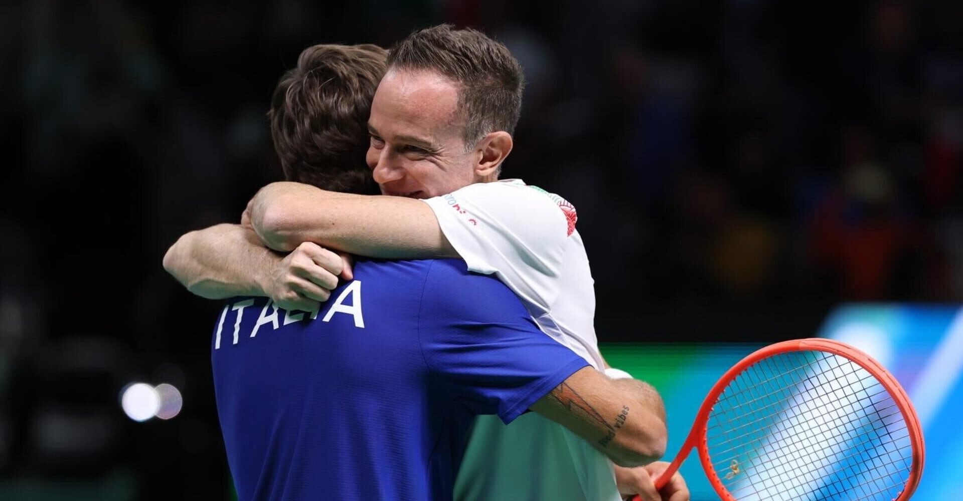 "Se rispondi ti taglio la lingua!"