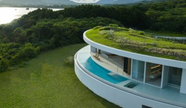 La spettacolare villa giapponese che diventa invisibile grazie al suo tetto verde — idealista/news