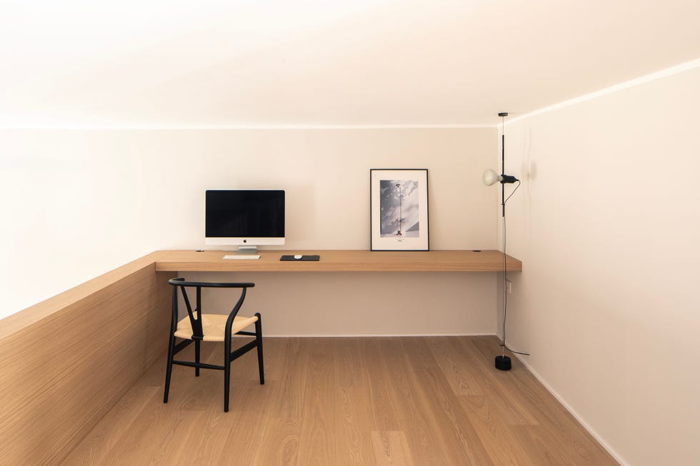 Un'area studio domestica ricavata in un soppalco ligneo che funziona anche come contenitore per l'area cucina e da divisorio con la zona ingresso un'area studio domestica ricavata in un soppalco ligneo che funziona anche come contenitore per l'area cucina e da divisorio con la zona ingresso