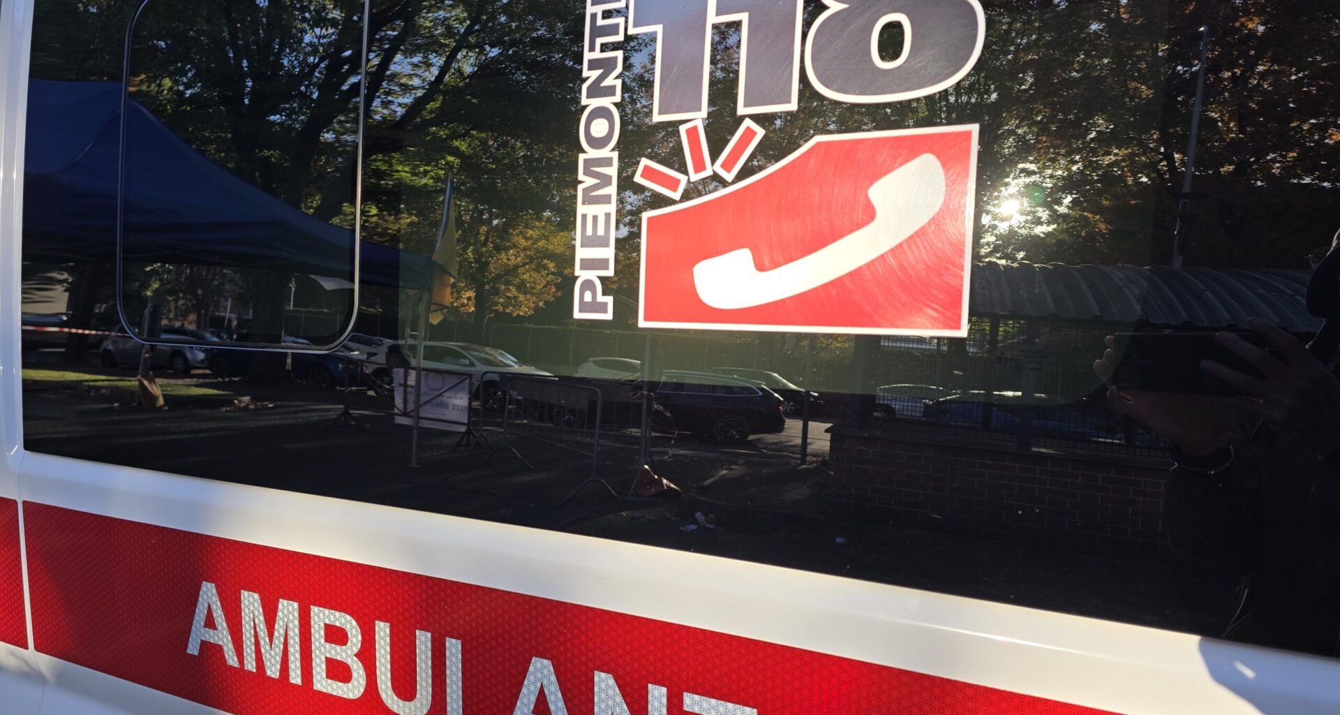 investe con l'auto tre persone e fugge