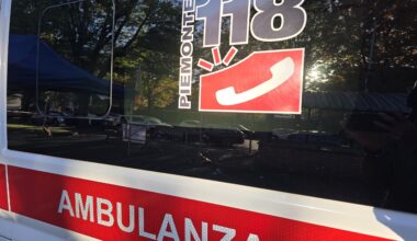 investe con l'auto tre persone e fugge