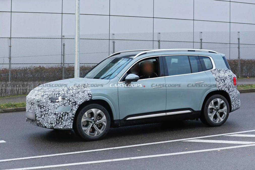Nuova Mercedes GLB 2026 si scopre un po' di più: le ultime foto spia prima del debutto