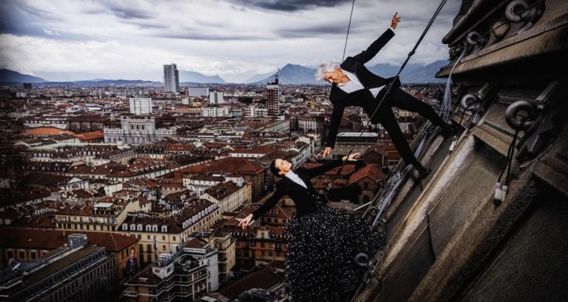 Domenico Procacci e la moglie Kasia Smutniak in bilico sulla Mole: la mostra di Ghilardi a Torino