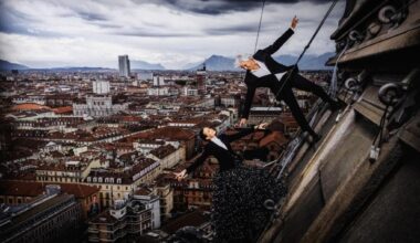 Domenico Procacci e la moglie Kasia Smutniak in bilico sulla Mole: la mostra di Ghilardi a Torino