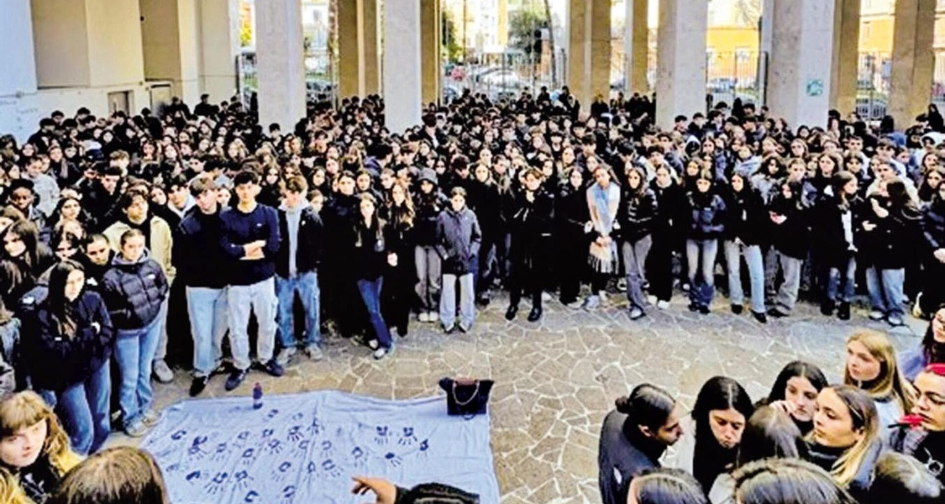 Le studentesse nella “lista stupri”: scritta shock al liceo Giulio Cesare - la Repubblica