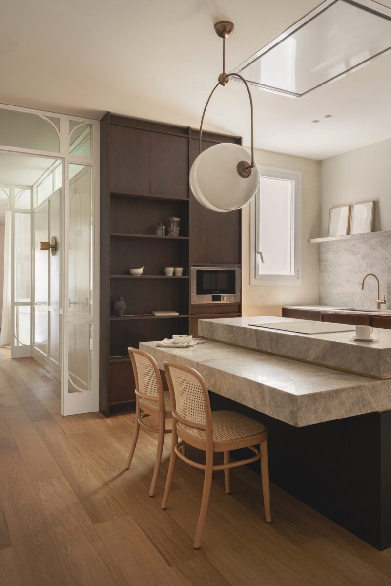 A Barcellona, questo appartamento evoca atmosfere asiatiche grazie a materiali nobili e naturali e arredi su misura dai colori tenui