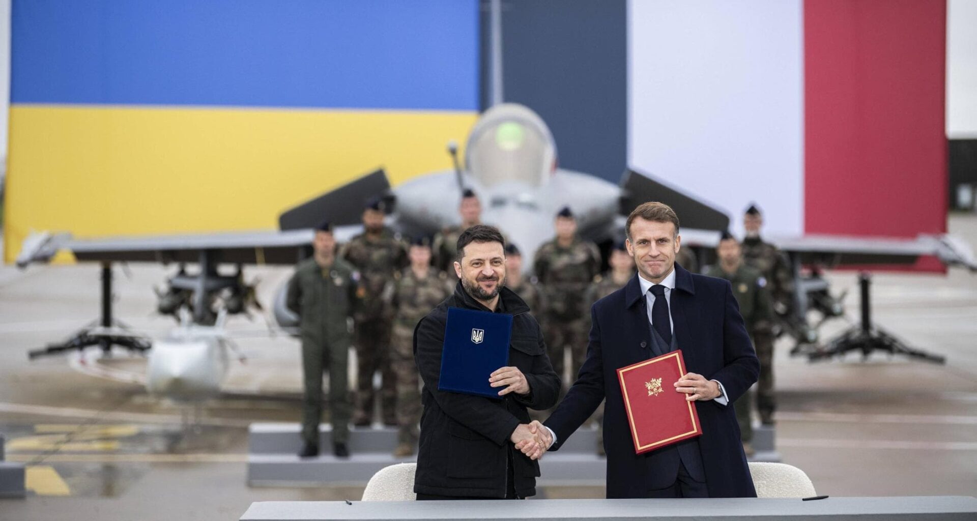 Da Macron nuove armi a Zelensky. L’Europa: “Kiev ha finito i soldi”