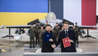Da Macron nuove armi a Zelensky. L’Europa: “Kiev ha finito i soldi”