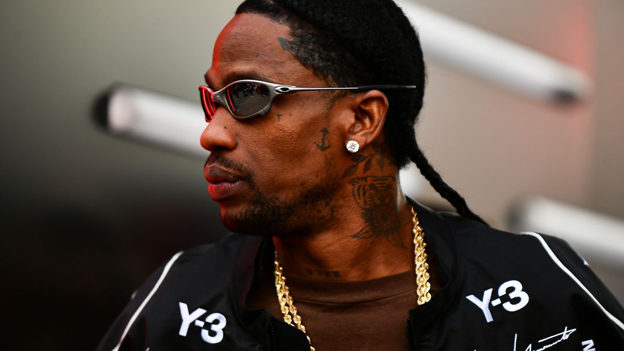 Travis Scott, partner di lunga data di Jordan, ha indossato una giacca adidas Y-3