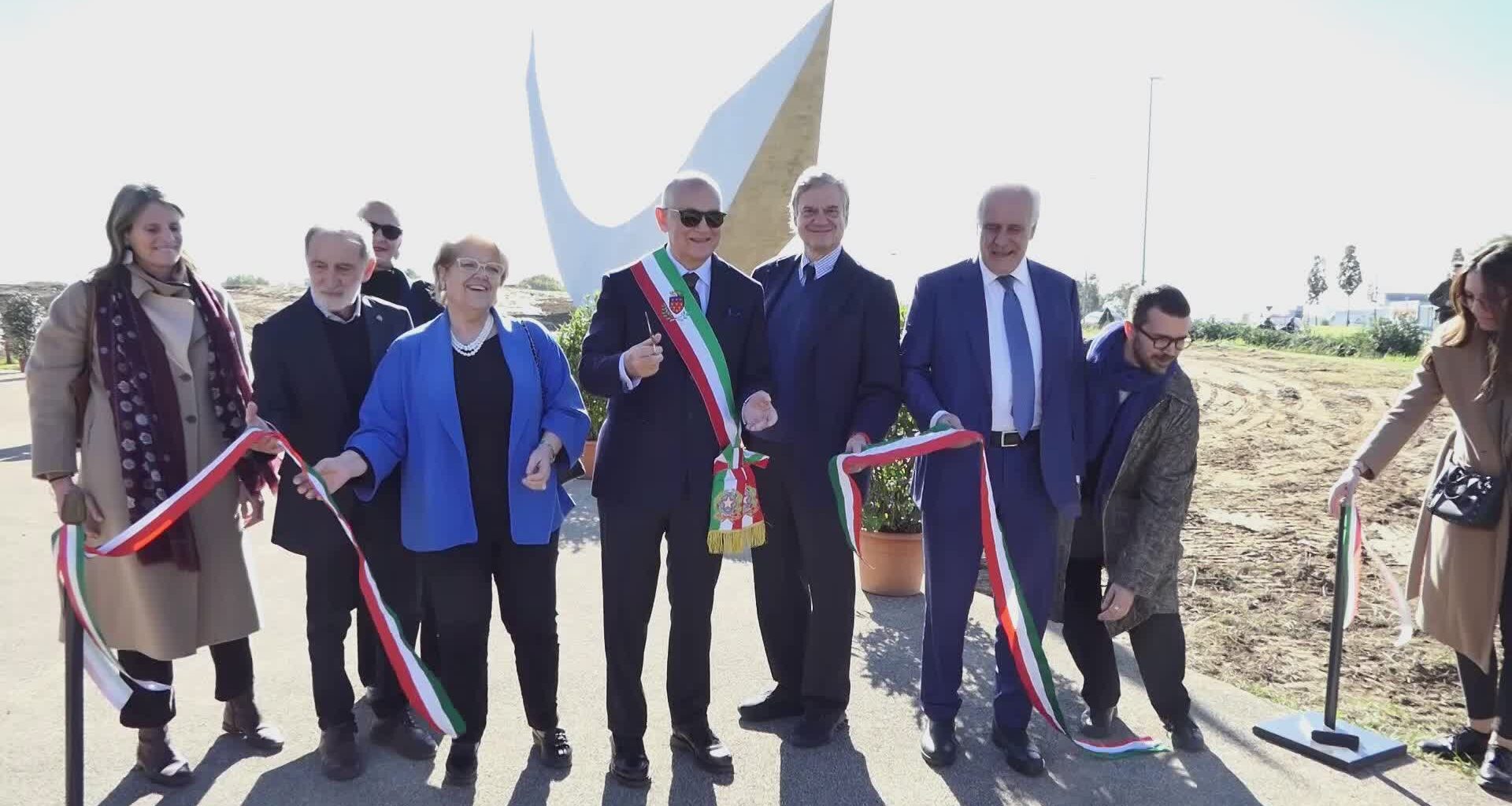 La Mezzaluna di Staccioli è tornata a casa: festa per la ricollocazione dell’opera - Notizie di Prato