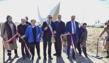 La Mezzaluna di Staccioli è tornata a casa: festa per la ricollocazione dell’opera - Notizie di Prato