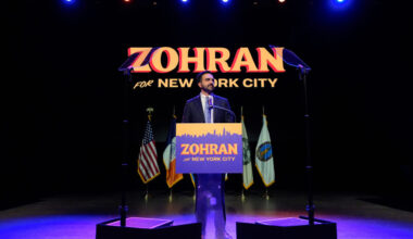 Mamdani e la classe politica che non sa niente, ma ha sempre la battuta pronta