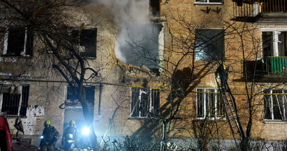 Kiev attacca due petroliere nel mar Nero: "È la flotta ombra russa". Raid di Mosca nella notte, 600mila senza elettricità