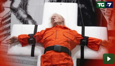 Trump crocifisso su lettino: la scultura “Saint or Sinner?”