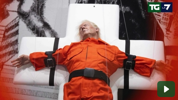 Trump crocifisso su lettino: la scultura “Saint or Sinner?”