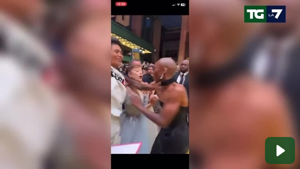 Ariana Grande aggredita da un fan alla première di Wicked. Il video