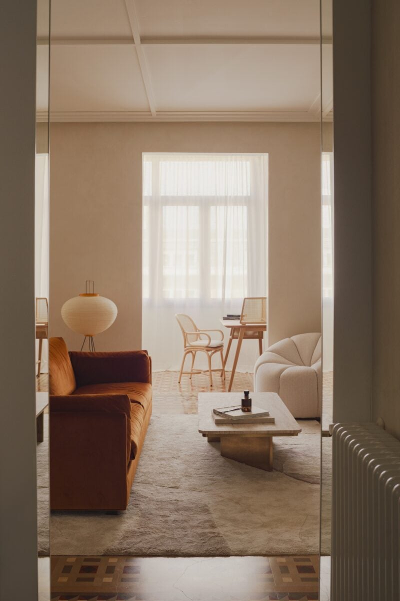 A Barcellona, questo appartamento evoca atmosfere asiatiche grazie a materiali nobili e naturali e arredi su misura dai colori tenui
