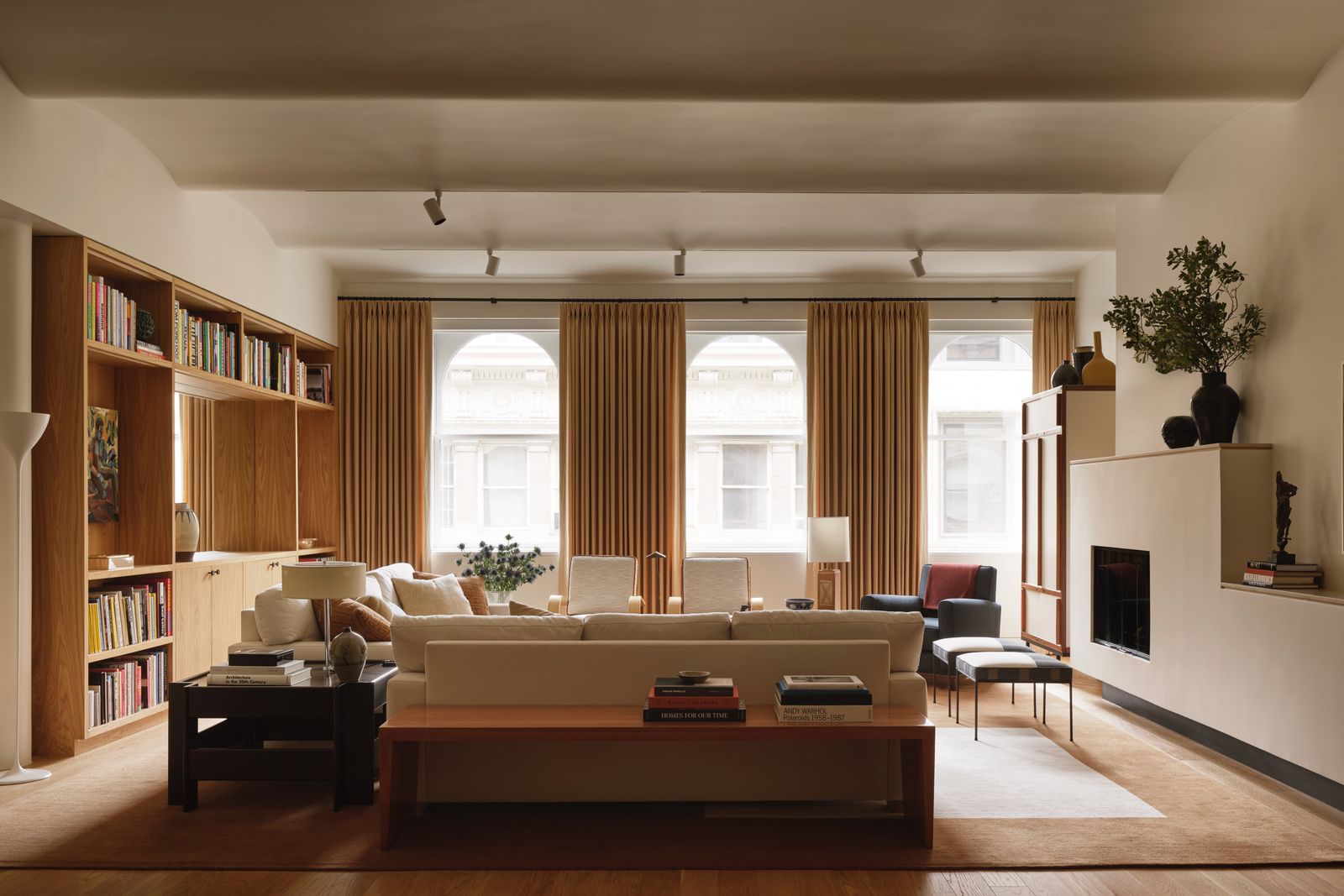 Coppia di divani personalizzati in stile JeanMichel Frank . Cuscini decorativi . Tendaggi personalizzati . Panca in...