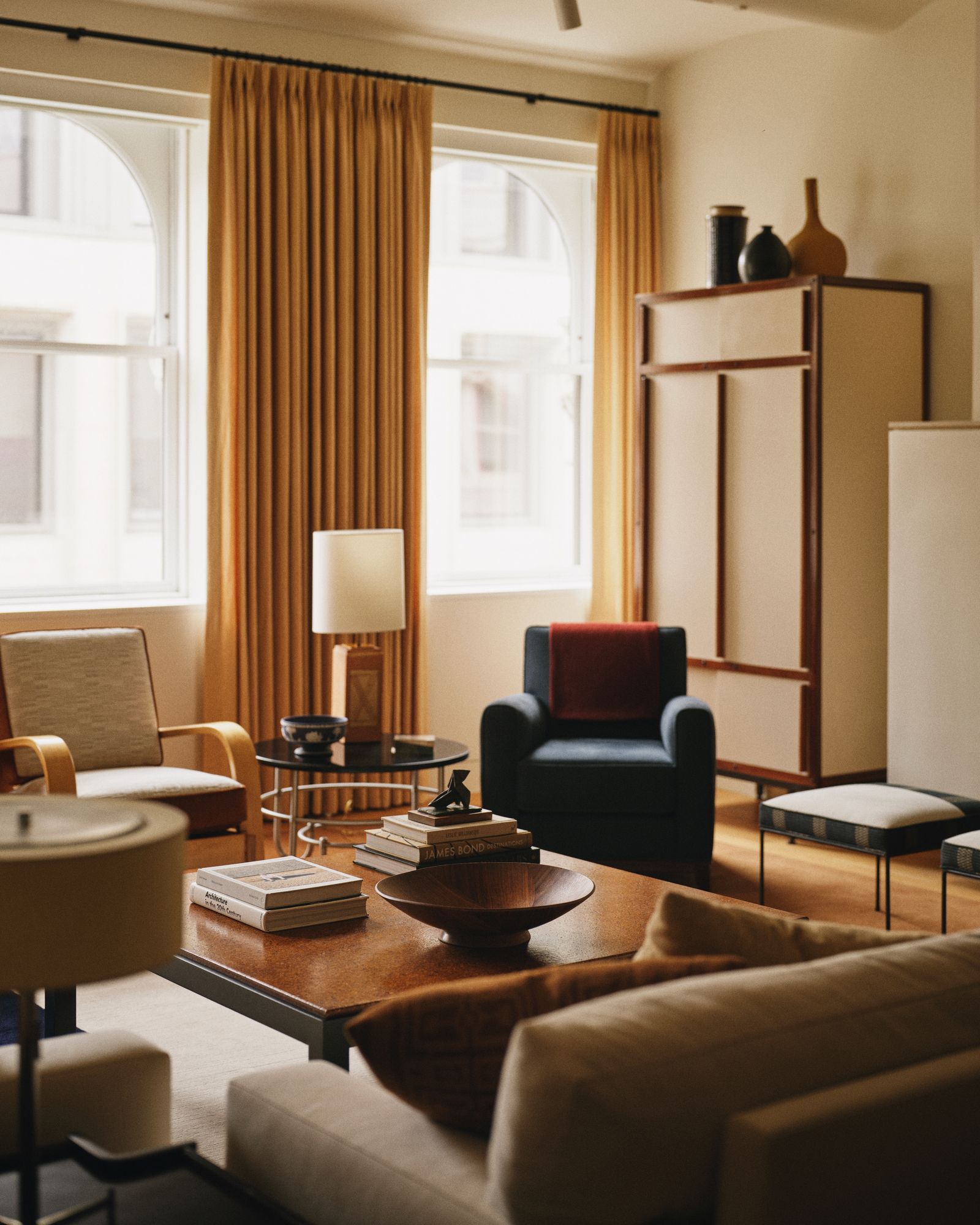 Coppia di sgabelli in ferro battuto di Paul McCobb . Tavolino in sughero e mogano di Edward Wormley • Tavolino rotondo...