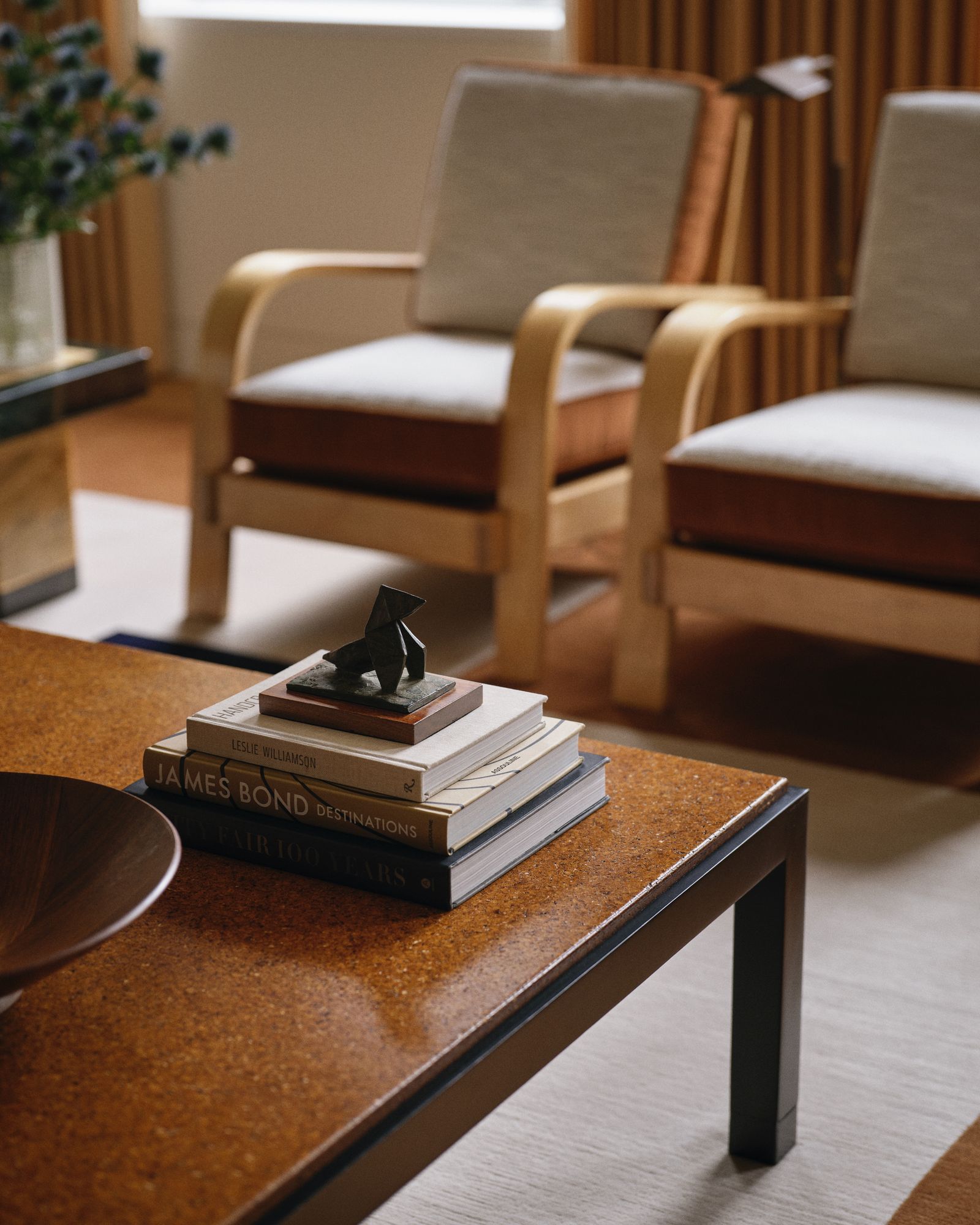 Tavolino in sughero e mogano di Edward Wormley. Coppia di poltrone di Russel Wright rivestite con tessuti misti Pierre Frey