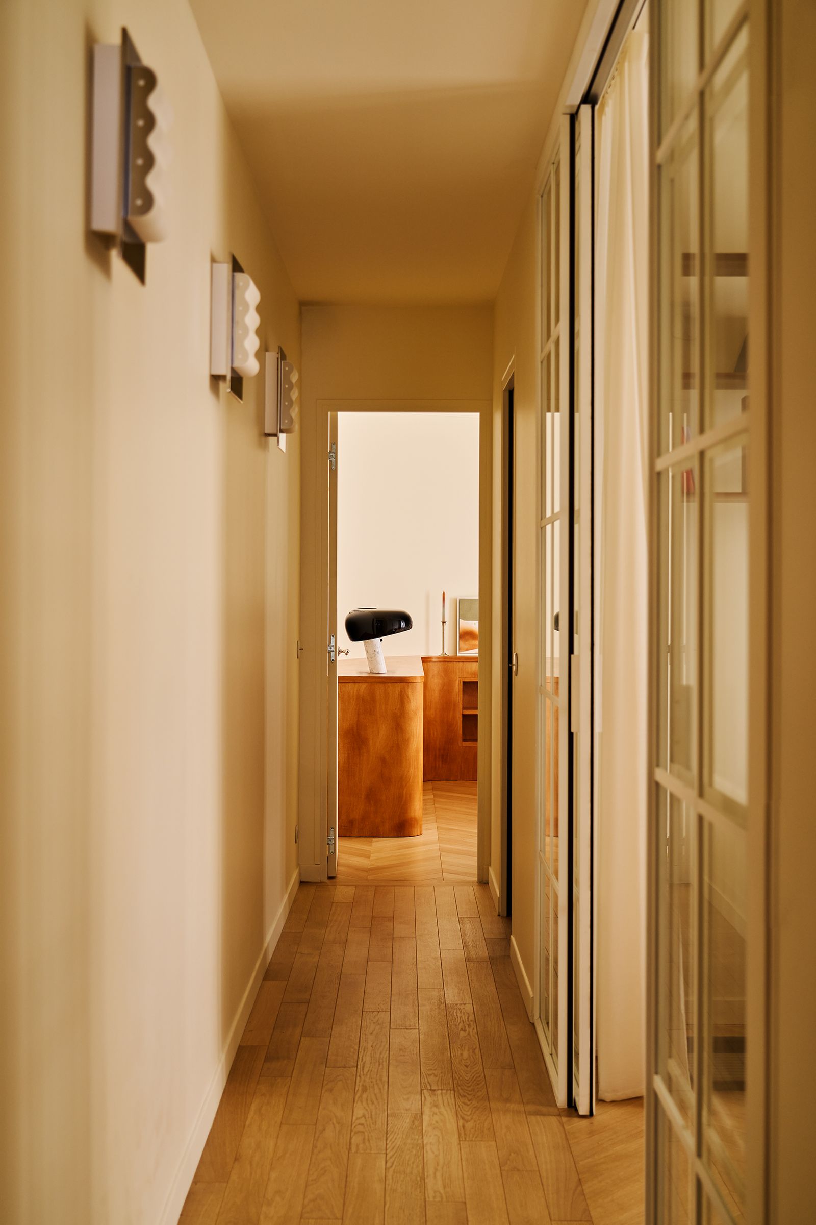 corridoio che porta verso una camera da letto porta a vetri scorrevole applique