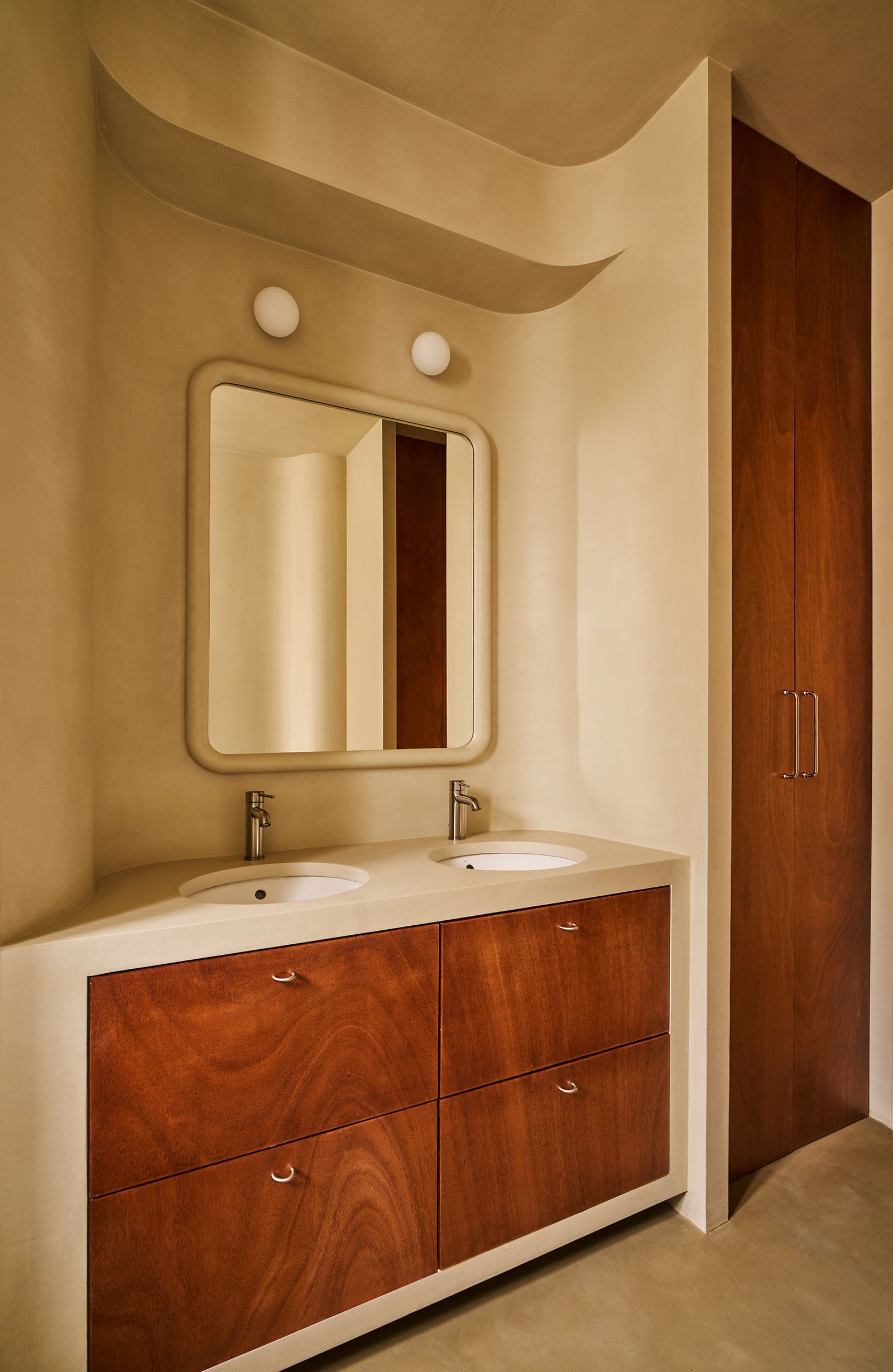 bagno parete curva vanity in legno con doppio lavabo rotondo specchio applique