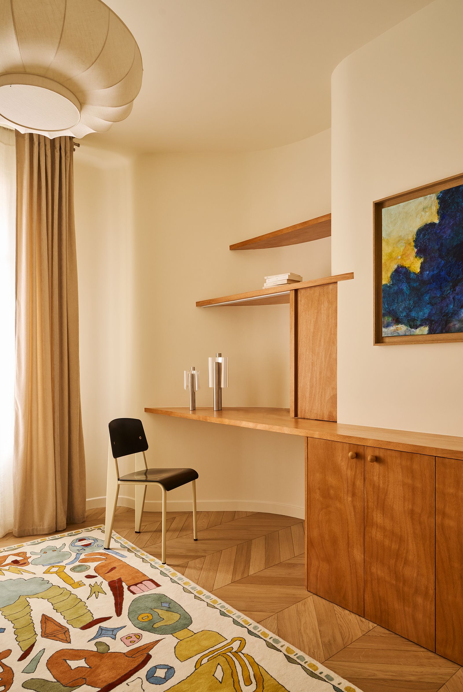 camera da letto scrivania integrata tappeto