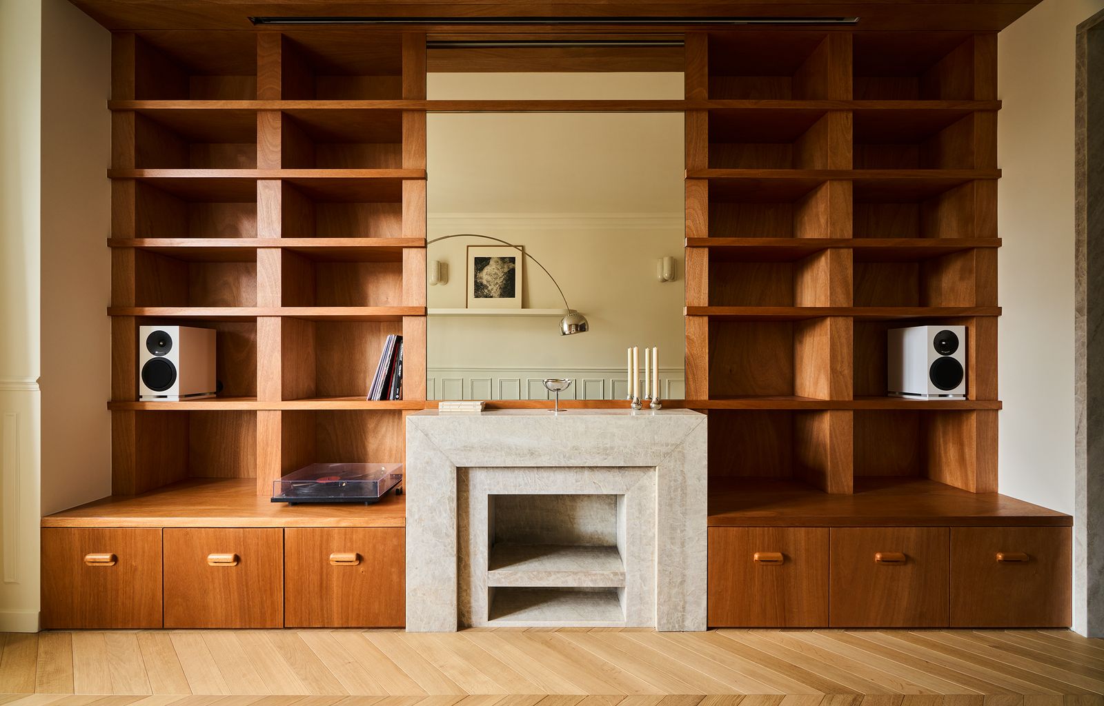 pavimento in legno a spina di pesce libreria in legno con mensole e cassetti camino finto