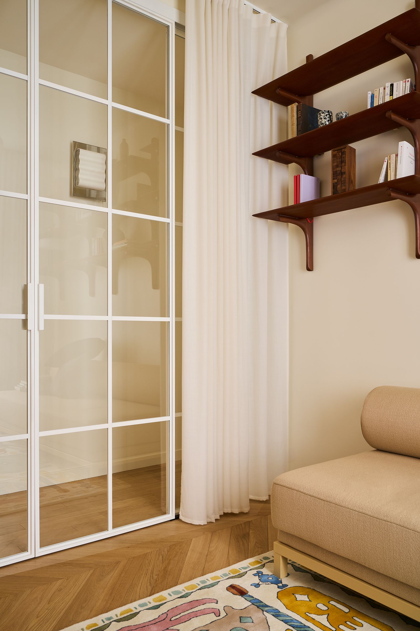 camera da letto porta a vetri scorrevole daybed mensole tappeto