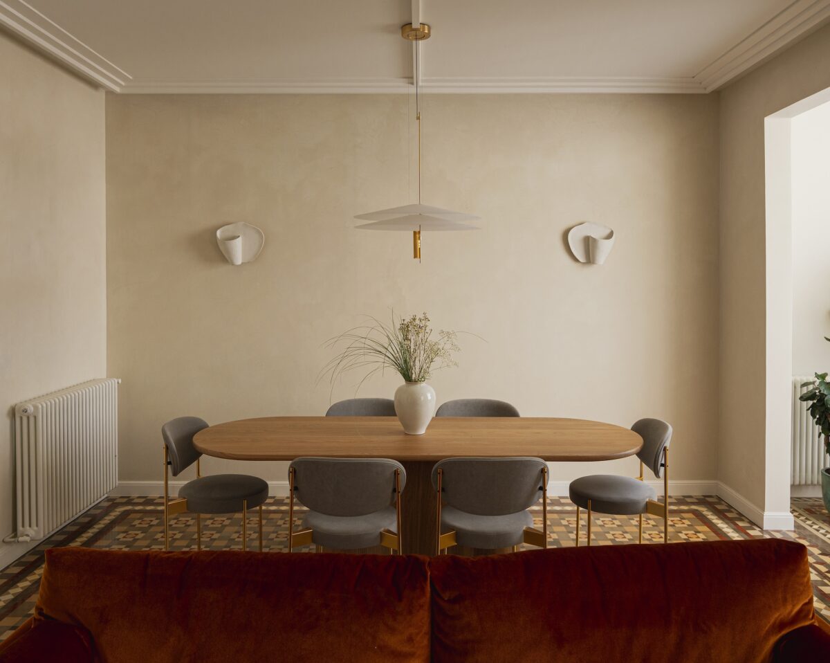 A Barcellona, questo appartamento evoca atmosfere asiatiche grazie a materiali nobili e naturali e arredi su misura dai colori tenui