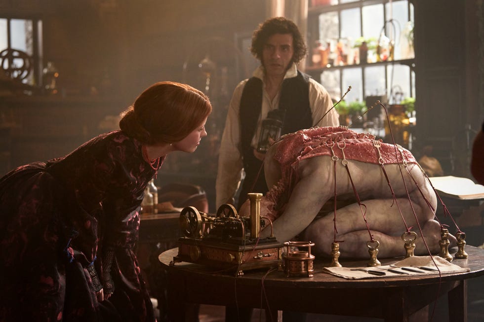 frankenstein. (l to r) mia goth as elizabeth and oscar isaac as victor frankenstein in frankenstein. cr. ken woroner/netflix © 2025. frankenstein. (l to r) mia goth as elizabeth and oscar isaac as victor frankenstein in frankenstein. cr. ken woroner/netflix © 2025.