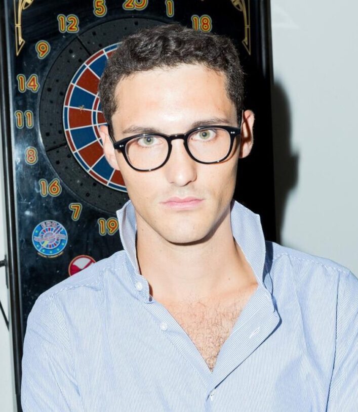 Eccoci qui, ancora soli. Sul ritratto fotografico, rito violento e inappellabile