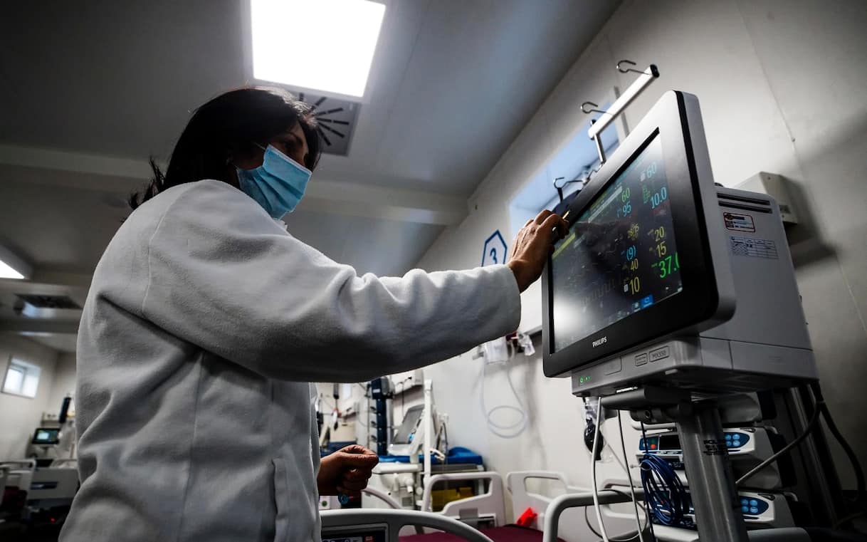 Polmonite, molti casi in negli ospedali italiani: l'allarme di Bassetti