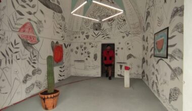 Apre la prima galleria a Porto Cesareo in Salento. A dirigerla è un artista