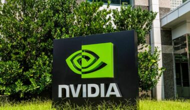Wall Street attende al varco numeri Nvidia. Il miliardario Thiel alimenta il timore di “bolla” nell’AI