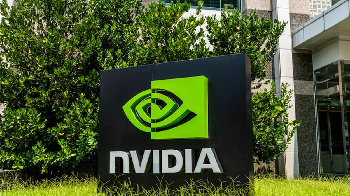 Wall Street attende al varco numeri Nvidia. Il miliardario Thiel alimenta il timore di “bolla” nell’AI