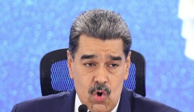 Trump: 'Maduro ha i giorni contati'. Il presidente venezuelano: 'abbiamo abbattuto due aerei del narcotraffico' - America Latina