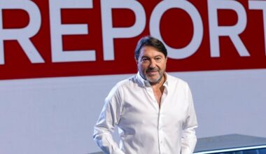 Il giornalista e conduttore Sigfrido Ranucci posa per i fotografi nello studio del programma televisivo della Rai “Report”, Roma, 07 novembre 2025. ANSA/ANGELO CARCONI
