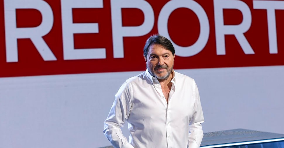 Il giornalista e conduttore Sigfrido Ranucci posa per i fotografi nello studio del programma televisivo della Rai “Report”, Roma, 07 novembre 2025. ANSA/ANGELO CARCONI