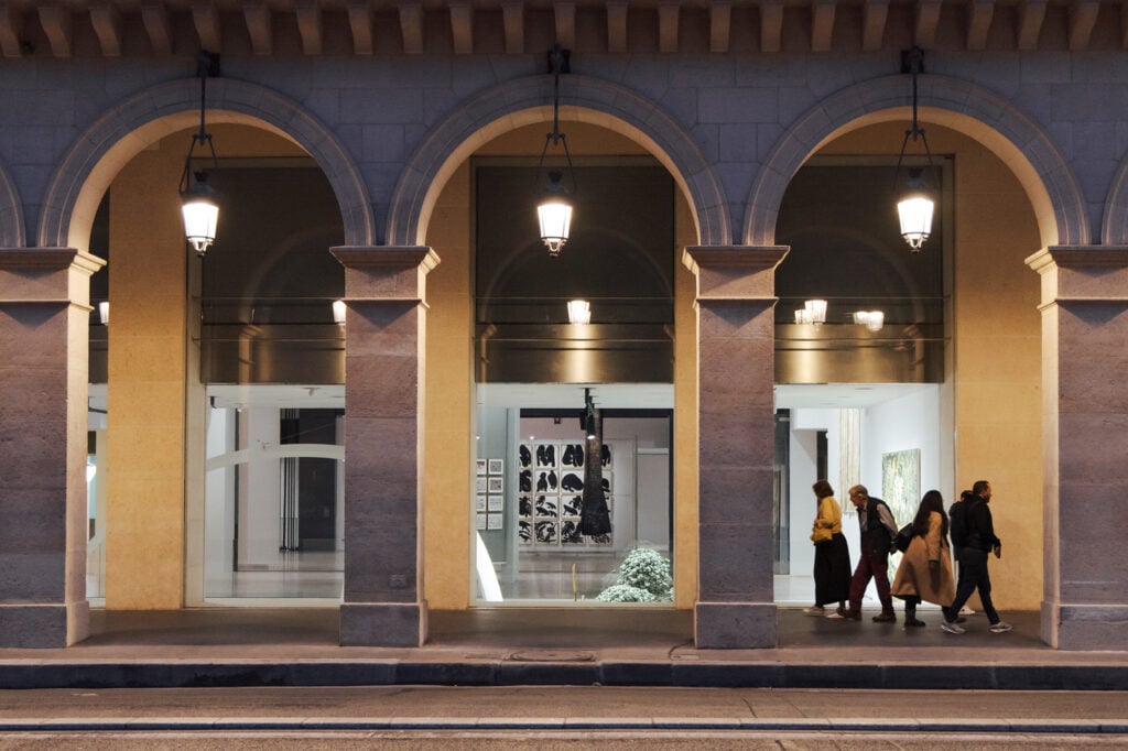 5 La nuova sede di Fondation Cartier a Parigi inaugura con una mostra-tributo alla storia della città 