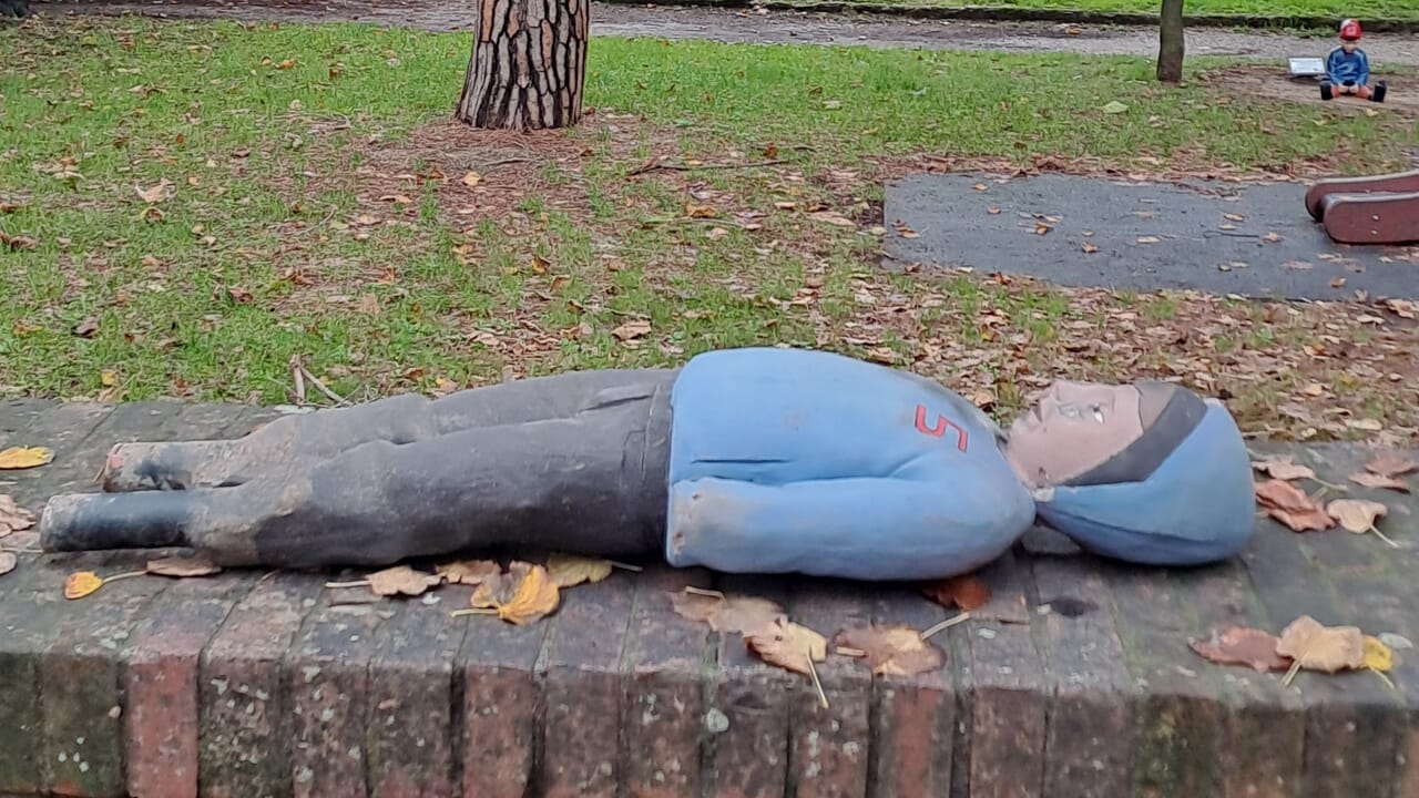 Atti vandalici ai bambini con lo smartphone su viale delle Piagge a Pisa