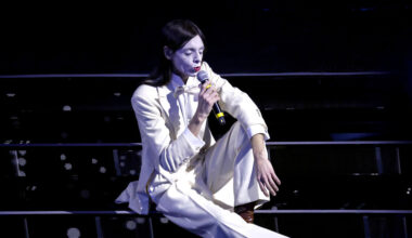 Fan Lucio Corsi in delirio ad anteprima La chitarra nella roccia - Notizie