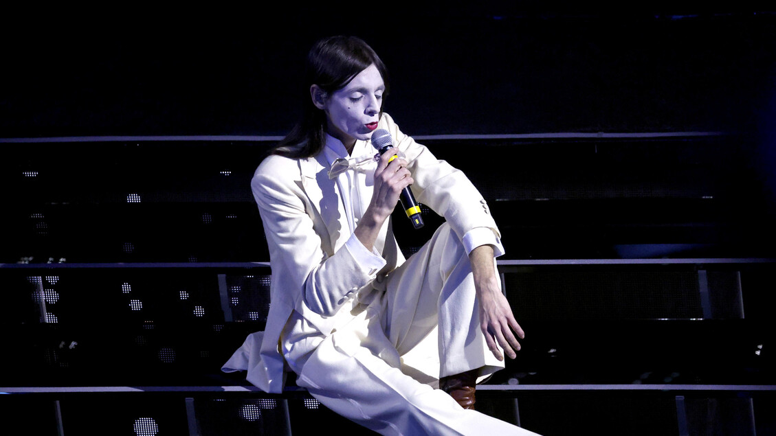 Fan Lucio Corsi in delirio ad anteprima La chitarra nella roccia - Notizie