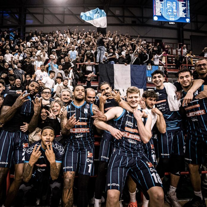 Foto di gruppo Napoli Basket