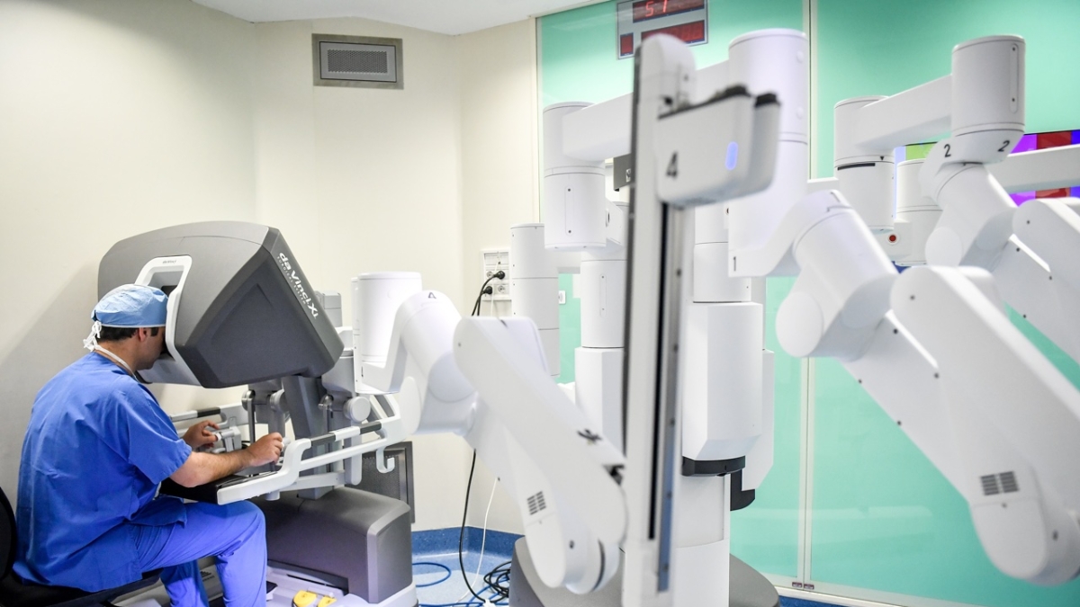 Come sono entrati i robot nelle sale chirurgiche e perché non potranno mai avere la forma umanoide: Ascolta l'episodio 4 di «AI nostri giorni»