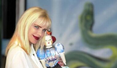 Cicciolina compie 74 anni: la passione per gli scacchi, il matrimonio con l’artista Jeff Koons, 8 segreti